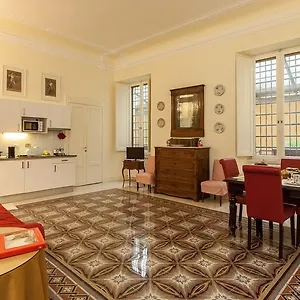 Apartment In Ghetto Garden, Rome
